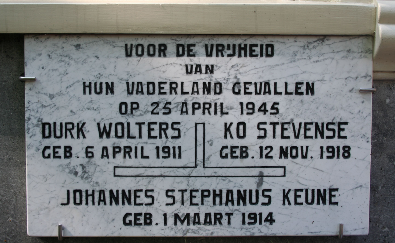 Een achternicht van Ko Stevense ontdekte veel fouten in de gedenksteen die was geplaatst in de gevel van Bloemgracht 82 . Zij zette zich ervoor in dat een nieuwe werd geplaats. Deze werd in 2014 onthuld.